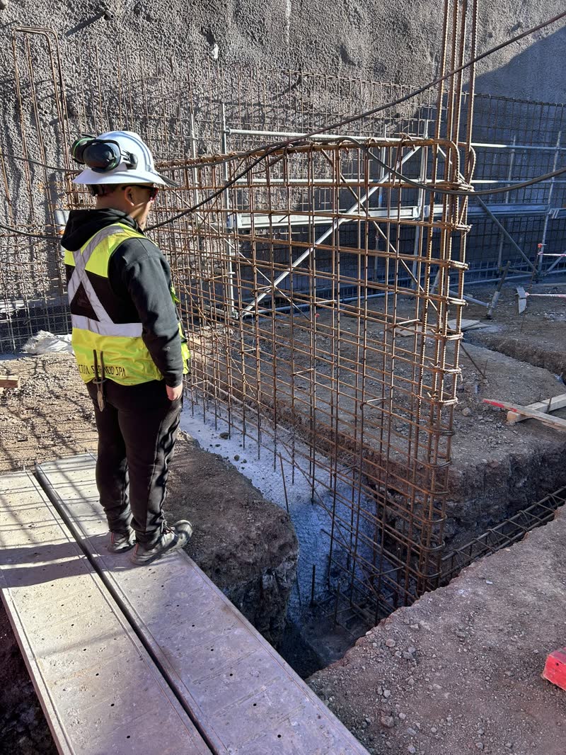 Angelo Naguin revisando armadura de muro en obra
