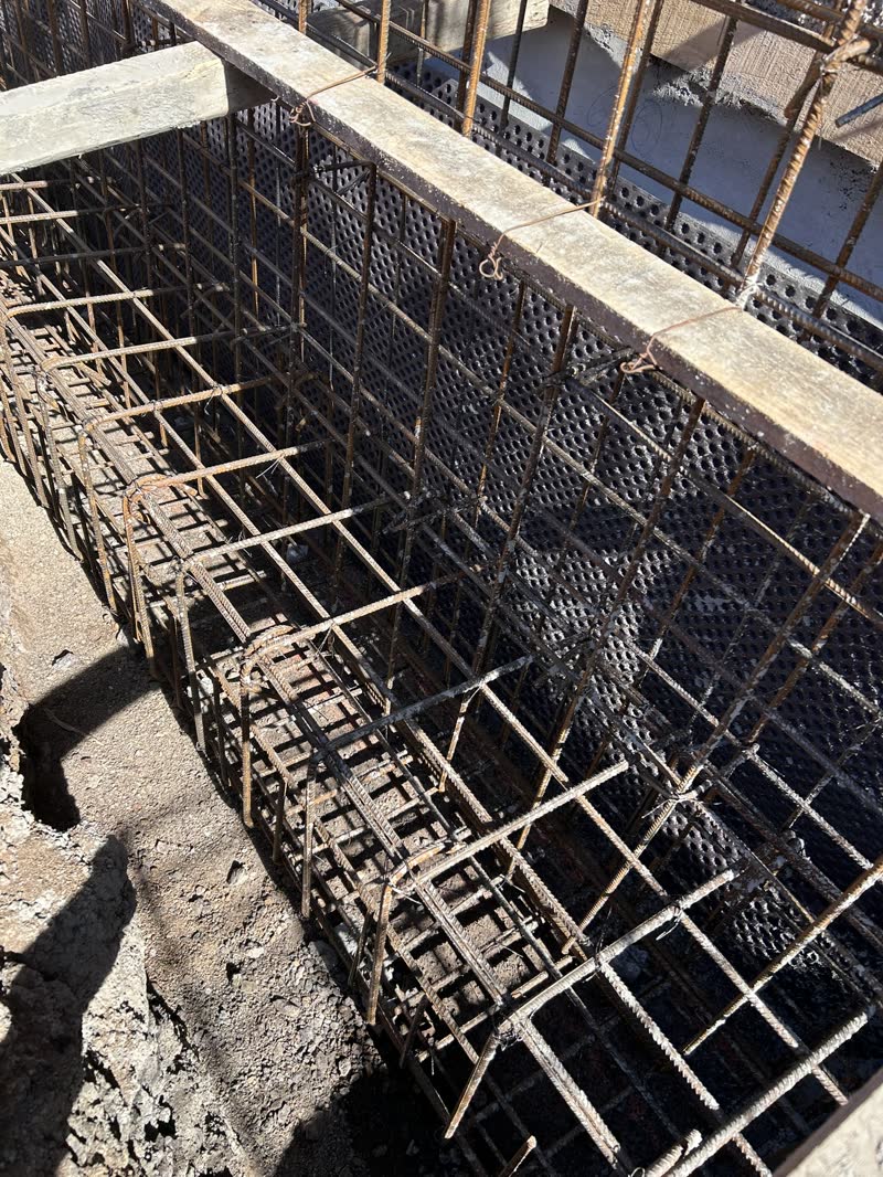 Armadura de fundación corrida con estribos y barras longitudinales