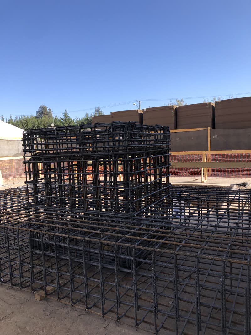 Armaduras de pilares y mallas preparadas antes de su instalación